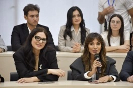 Əlaqələndirmə Qərargahının İdarələrarası Mərkəzinin nəzdindəki İşçi Qrupu Qarabağ Universitetində inflüenserlərlə görüşüb