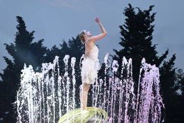 Leyla Əliyeva və Arzu Əliyeva “CandyFest” yay festivalını ziyarət edib və “Sehrli mirvari” su sirki şousunu izləyiblər - FOTO