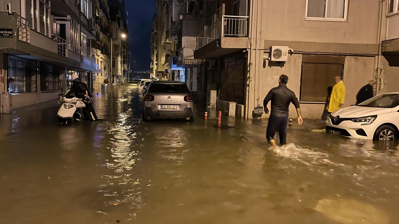 İzmirdə dəniz daşdı,küçələr su altında qaldı  - Fotolar