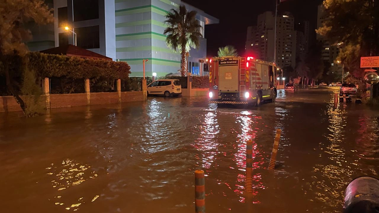İzmirdə dəniz daşdı,küçələr su altında qaldı  - Fotolar