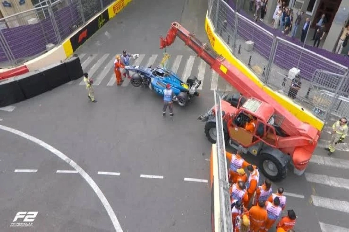 Bakıda keçirilən Formula 2 üzrə  sprint yarışında zəncirvari qəza olub