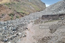 Daşkəsəndə iri qaya parçaları yolu bağlayıb