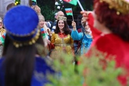 Bakının mərkəzində milli geyimlərdə gəzinti-yürüş təşkil olunub - FOTO