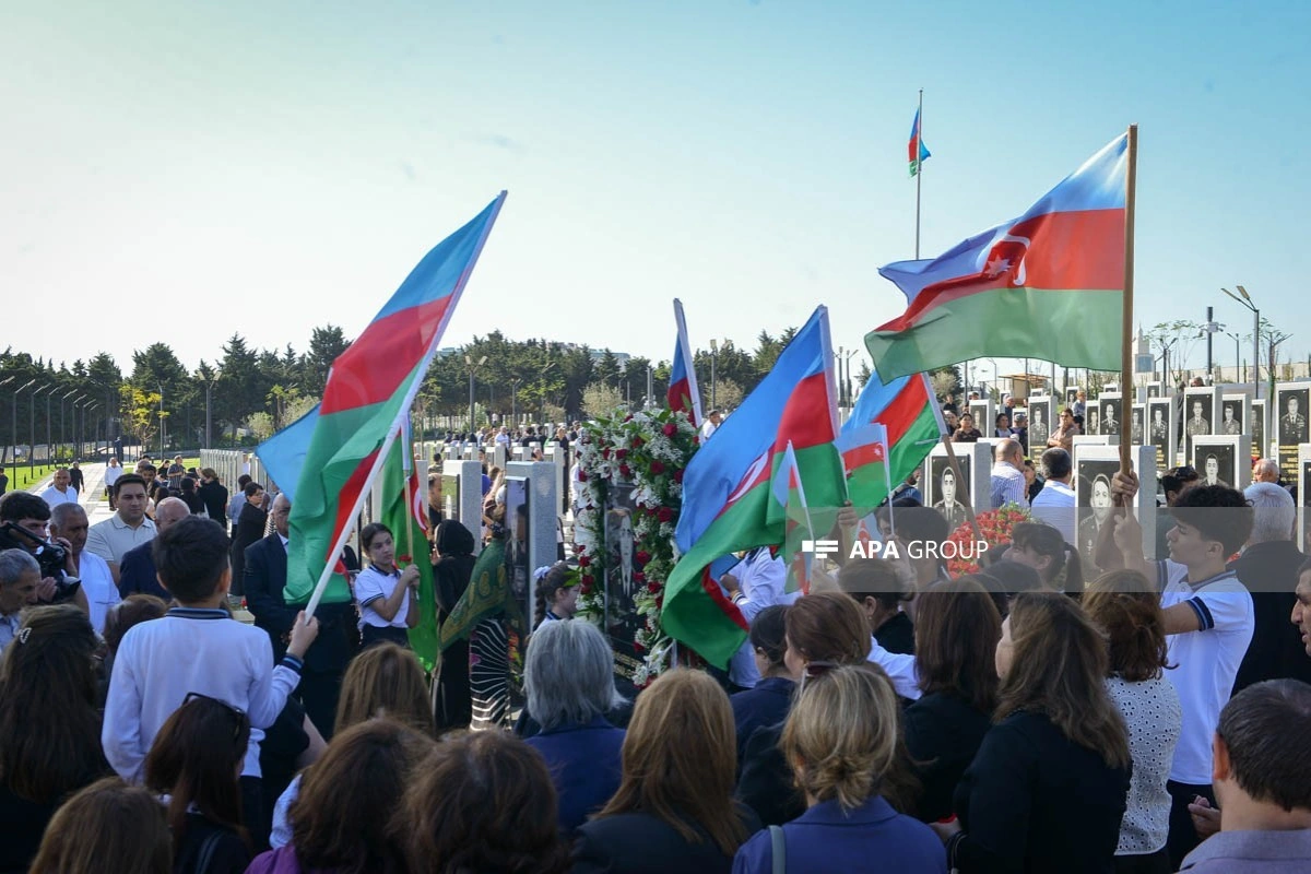 Hərbi Memorial Məzarlıqda şəhidlərin xatirəsi yad edilir - FOTOLENT