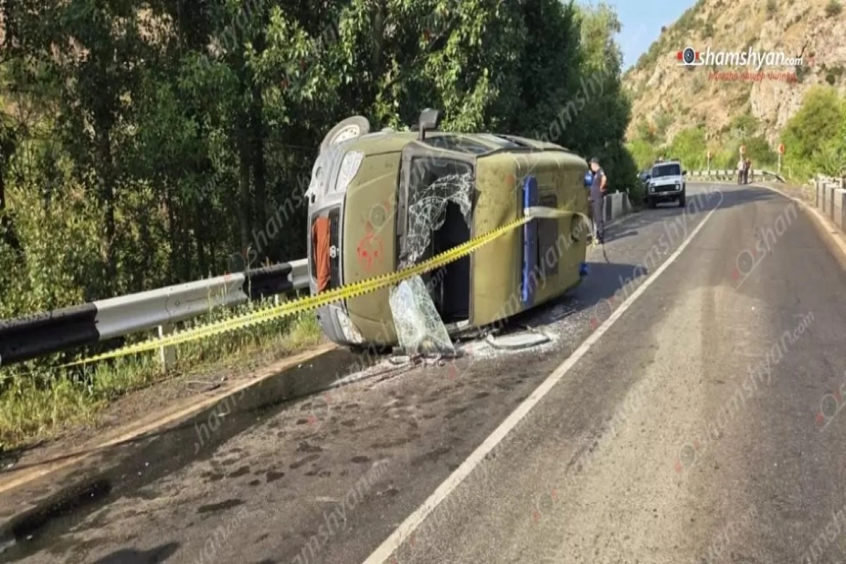 Ermənistanda hərbi sanitar avtomobili aşıb - FOTO