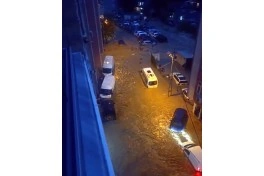 İstanbulda güclü yağış selə səbəb olub, məktəblərdə tətil elan olunub