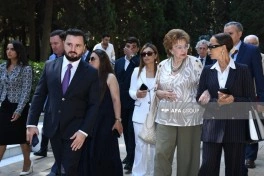 Milli Musiqi Günü münasibətilə I Fəxri xiyabanda Üzeyir Hacıbəylinin məzarı ziyarət edilib - FOTO