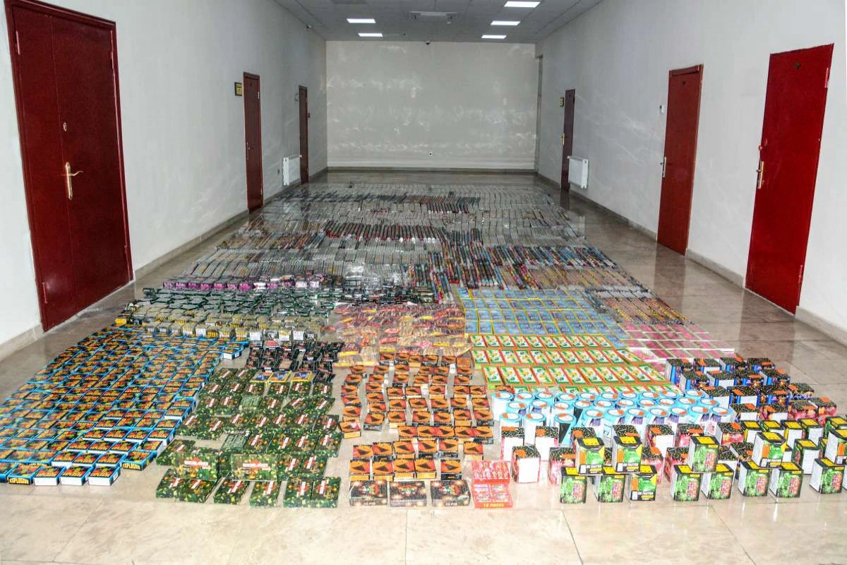 Aksiz markasız külli miqdarda tütün məmulatı və pirotexniki vasitələr aşkarlanıb
