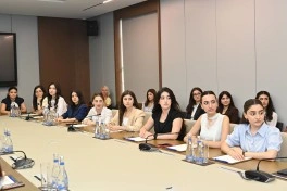 Yalçın Rəfiyev  IV “Maarifçi” tələbə-məzun proqramının iştirakçıları ilə görüşüb