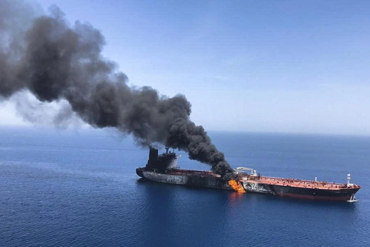 Oman sahillərindən 11 km məsafədə tankerə hücum edilib
