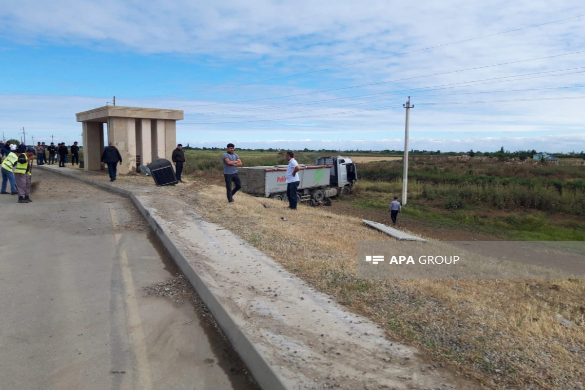 Biləsuvarda yük maşını mikroavtobusa çırpılıb, yol istismar idarəsinin əməkdaşı ölüb - FOTO