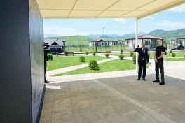 Prezident Xocalıda hərbçilər üçün nəzərdə tutulan fərdi evlərdə yaradılmış şəraitlə tanış olub - FOTO