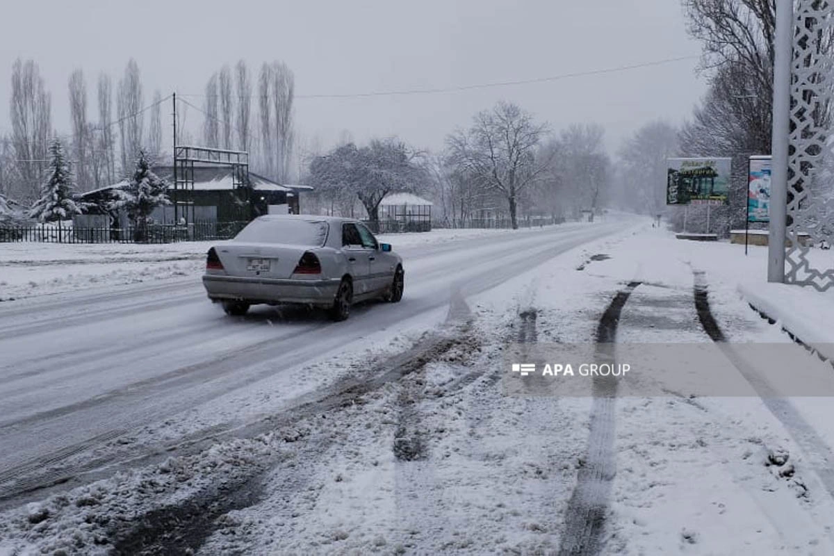 Şimal rayonlarında yollar buz bağlayıb, dağətəyi kəndlərdə qarın hündürlüyü 25 sm-ə çatır - FOTO