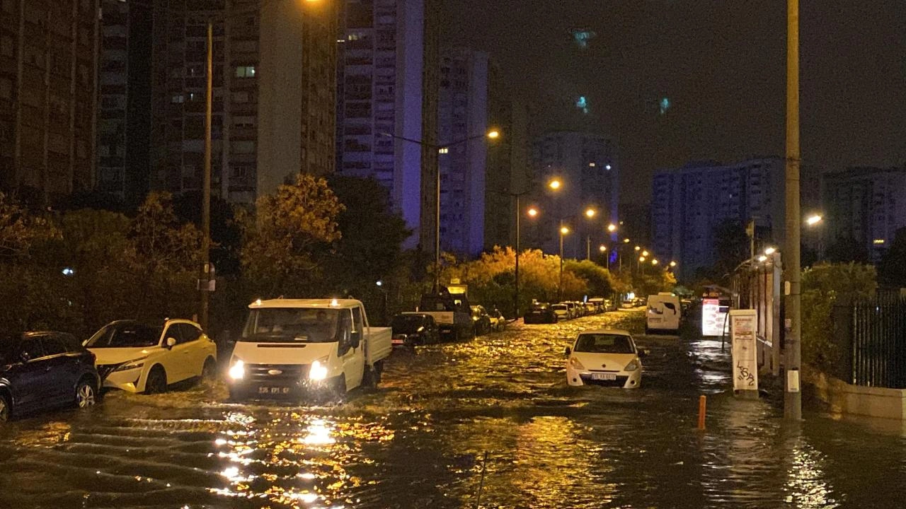 İzmirdə dəniz daşdı,küçələr su altında qaldı  - Fotolar