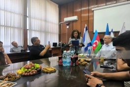 Akko meri Albert Aqarunovun xatirəsinin əbədiləşdirilməsi haqqında sertifikatı qardaşına təqdim edib - FOTO