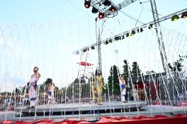 Leyla Əliyeva və Arzu Əliyeva “CandyFest” yay festivalını ziyarət edib və “Sehrli mirvari” su sirki şousunu izləyiblər - FOTO