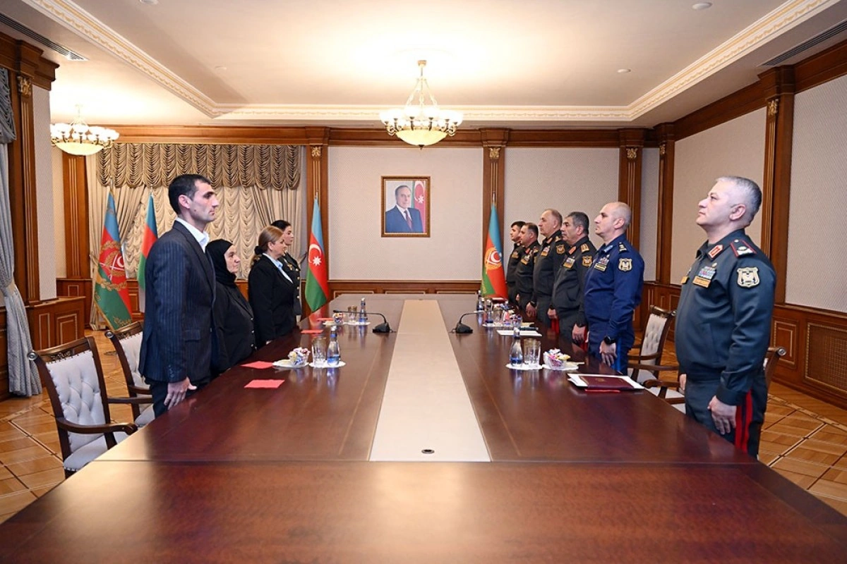 Müdafiə naziri Milli qəhrəmanların ailələlərinə medallar təqdim edib
