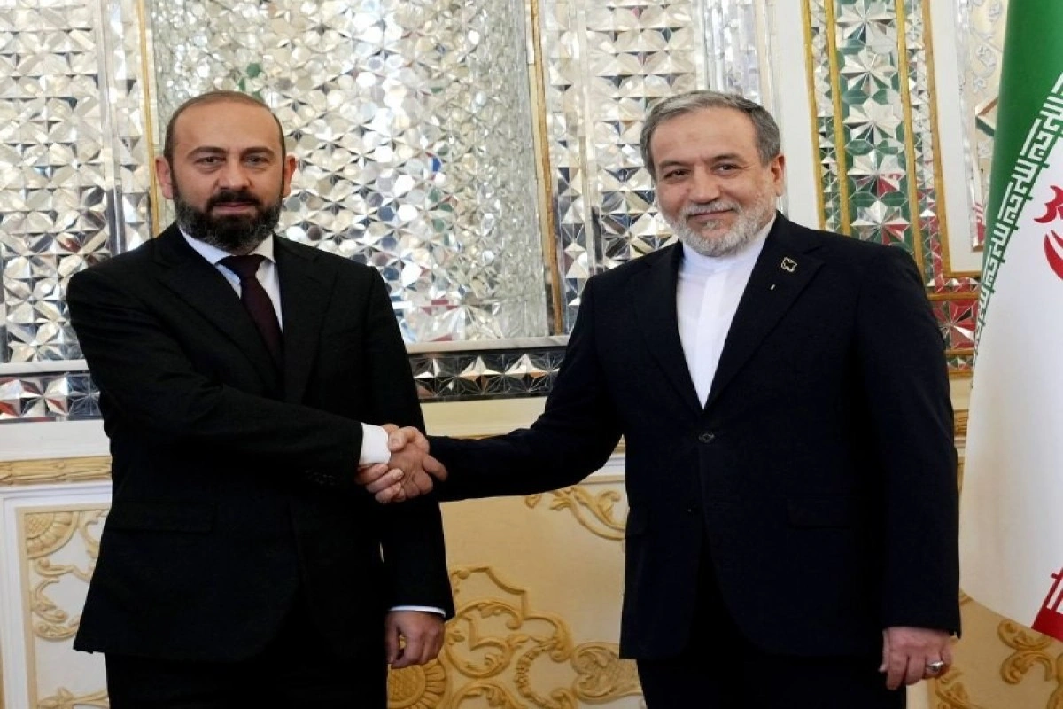 Mirzoyan Əraqçi ilə görüşüb