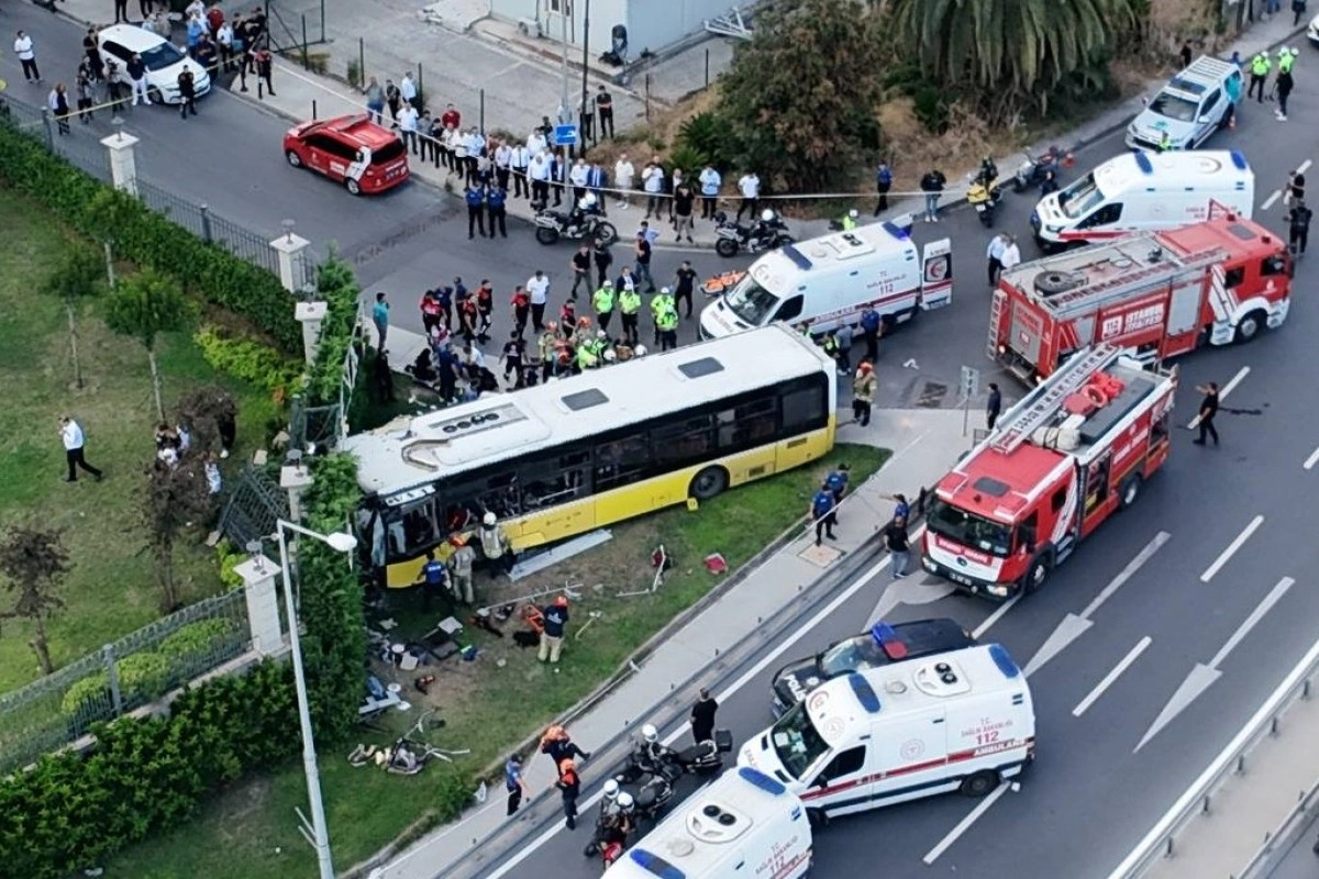 İstanbulda avtobus divara çırpılıb: 1 ölü,  17 yaralı var - YENİLƏNİB