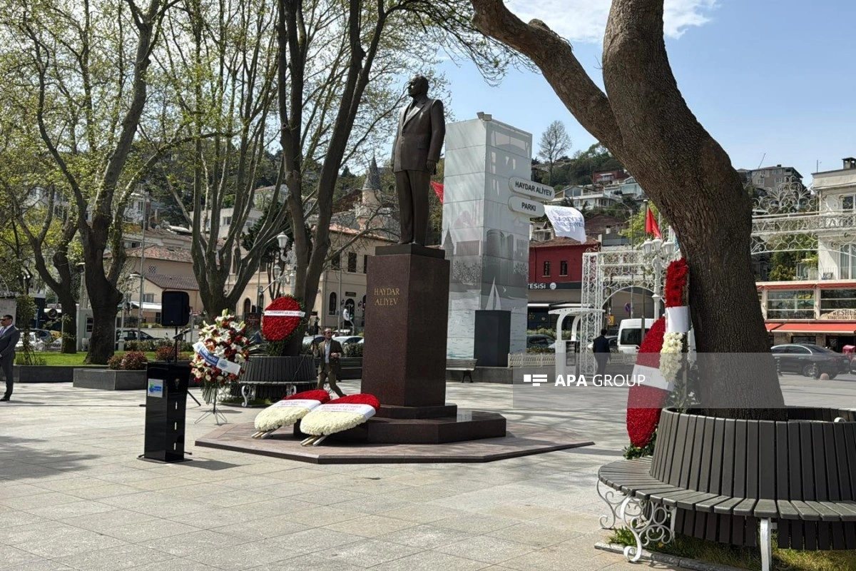 İstanbulda Ümummilli Lider Heydər Əliyevin abidəsi ziyarət olunub - FOTO