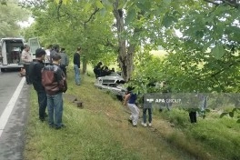 Oğuzda minik avtomobili ağaca çırpılıb, xəsarət alanlar var - VİDEO