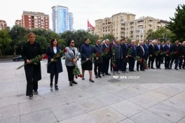 Bakıda Atatürkün heykəli ziyarət olunub - FOTO