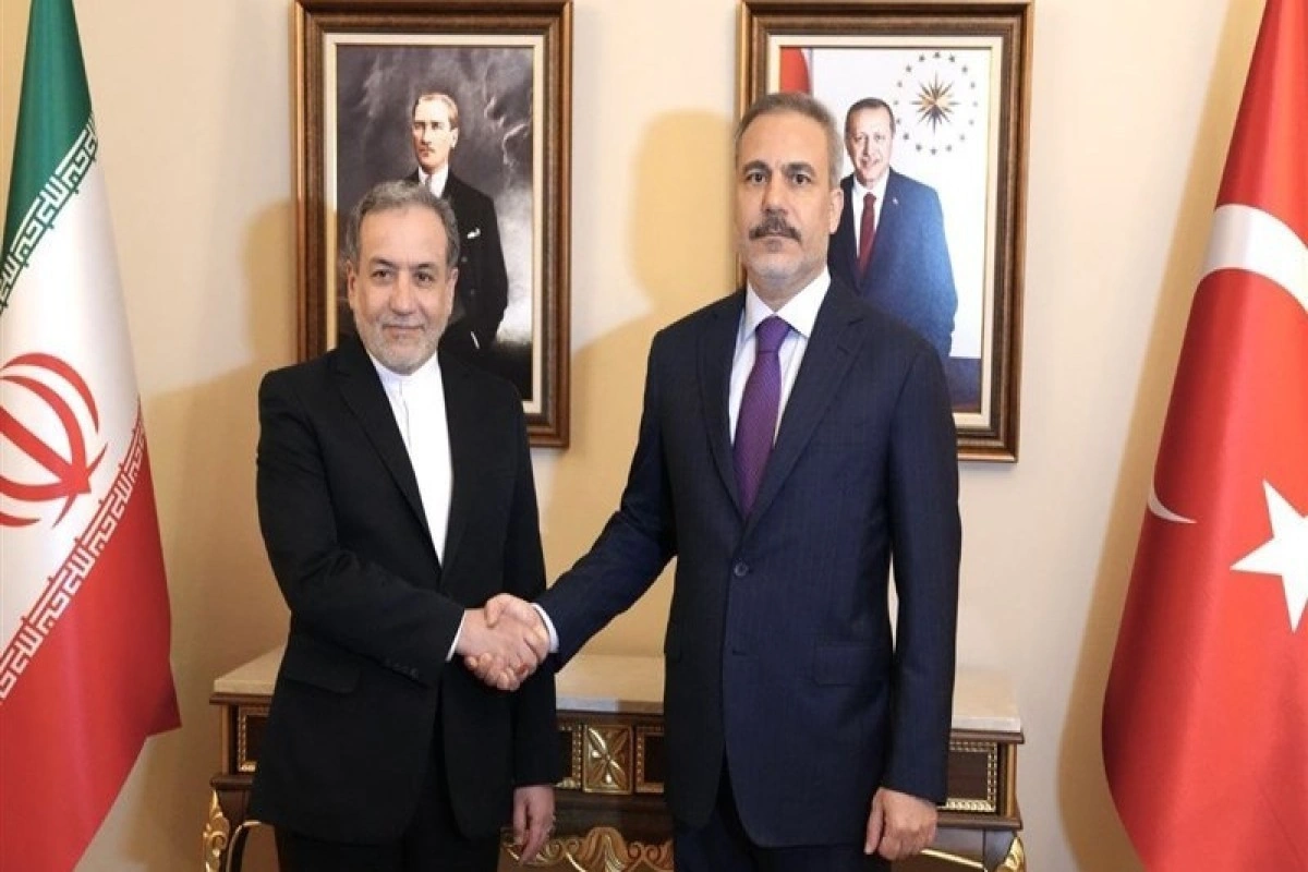 Hakan Fidan Əraqçi ilə İran-ABŞ danışıqlarını müzakirə edib