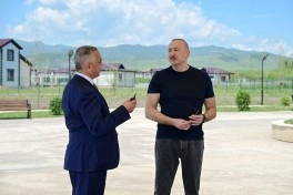 Prezident Xocalıda hərbçilər üçün nəzərdə tutulan fərdi evlərdə yaradılmış şəraitlə tanış olub - FOTO