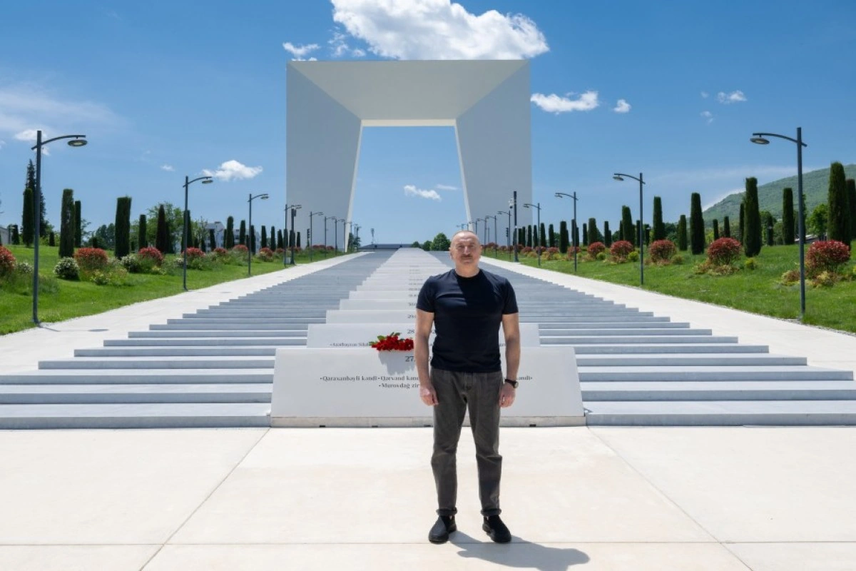 Prezident İlham Əliyev Xankəndi şəhərində Zəfər tağının önünə gül dəstələri düzüb