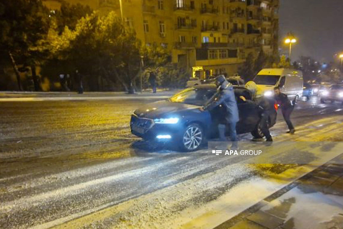 Bakıda qar avtomobillərin hərəkətinə çətinlik yaradıb - FOTO - VİDEO