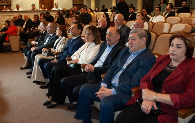 Əbülfəs Qarayev xanımı ilə tamaşada  - Foto