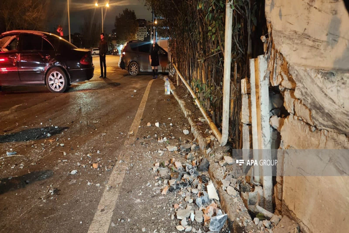 Bakıda avtomobil divara çırpılıb, xəsarət alan var - FOTO