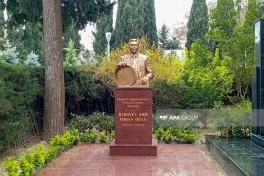 Xalq artisti Arif Babayevin qəbirüstü abidəsi ucaldılıb - FOTO
