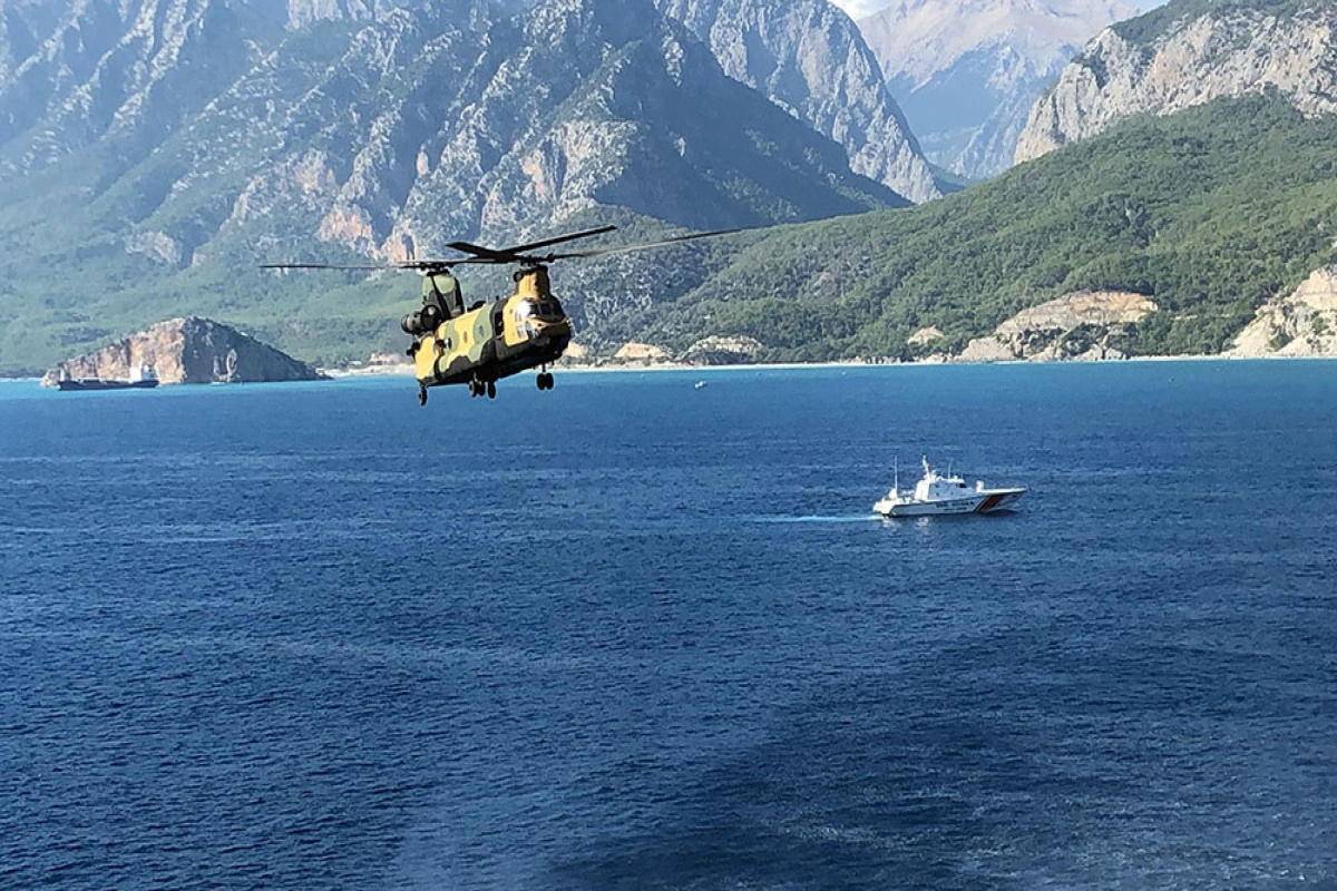 Helikopterdən gəmiyə enən xüsusi təyinatlılar Azərbaycan və Türkiyə bayraqlarını dalğalandırıblar - VİDEO