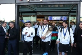Avropa çempionu olan Azərbaycanın minifutbol yığması Vətənə qayıdıb - FOTO - YENİLƏNİB