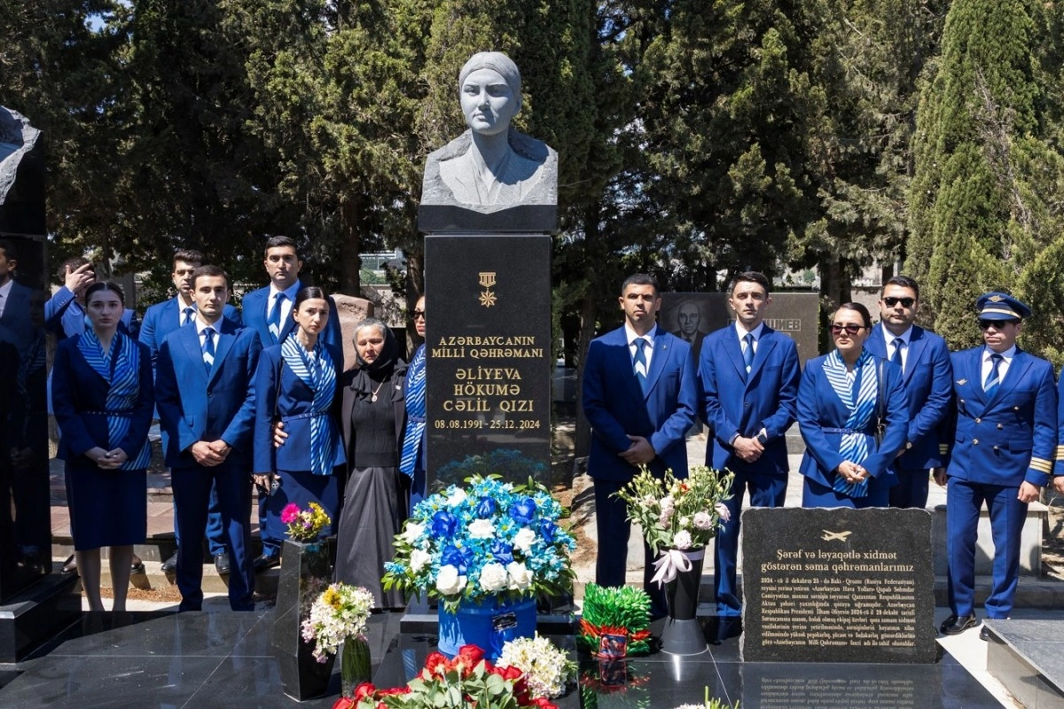 AZAL heyəti Milli Qəhrəman Hökumə Əliyevanın məzarını ziyarət edib - FOTOLENT