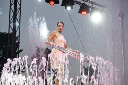 Leyla Əliyeva və Arzu Əliyeva “CandyFest” yay festivalını ziyarət edib və “Sehrli mirvari” su sirki şousunu izləyiblər - FOTO