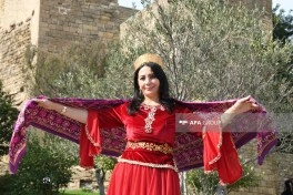 Bakının mərkəzində kəlağayı ilə yürüş keçirilib - FOTO