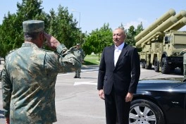 Prezident İlham Əliyev Əlahiddə Ümumqoşun Orduda yeni yaradılan komando hərbi hissələrinə Döyüş bayraqlarının verilməsi mərasimində iştirak edib - FOTO