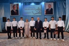 Zakir Fərəcov yüksək bal toplayan məzunlarla görüşüb