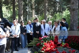 Milli Musiqi Günü münasibətilə I Fəxri xiyabanda Üzeyir Hacıbəylinin məzarı ziyarət edilib - FOTO