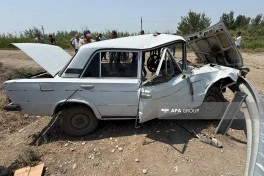 Zərdabda avtomobil yol kənarındakı çəpərə çırpılıb, 4 nəfər xəsarət alıb - FOTO