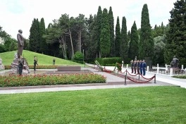MN-in rəhbər heyəti Fəxri Xiyaban, Zəfər parkı və Hərbi Memorial Məzarlığı ziyarət edib