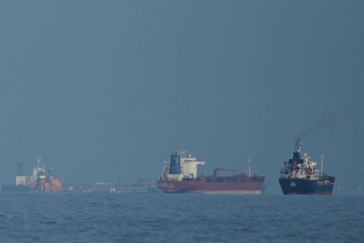 Oman sahillərində tanker atəşə tutulub