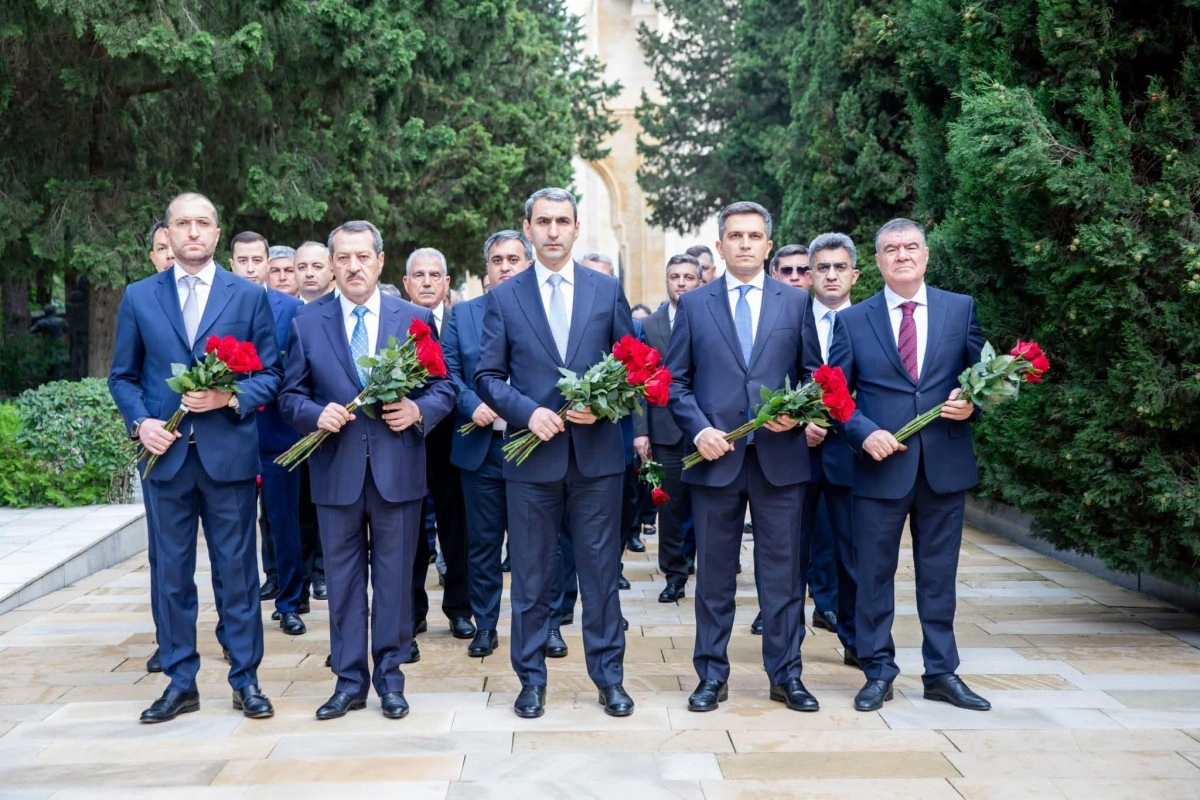 ADY kollektivi Fəxri xiyabanı ziyarət edib