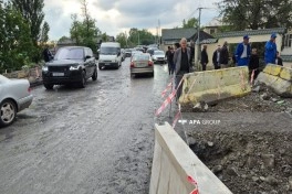 Qəbələdə güclü leysan yağışlarından sonra evlərin həyətinə su dolub, yollarda hərəkət məhdudlaşıb