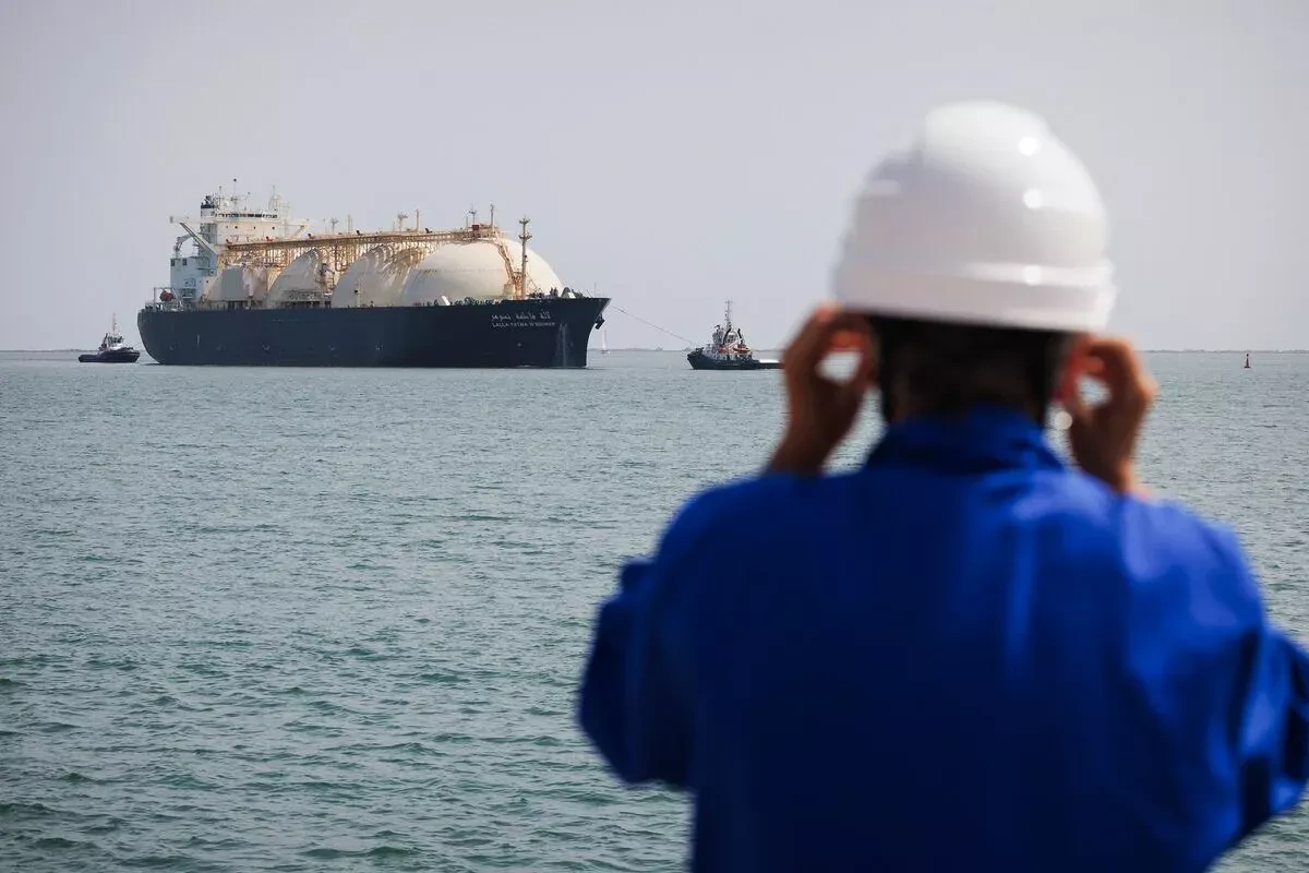 Bloomberg: Hörmüz boğazında Qətərdən maye qaz daşıyan tanker mərmi zərbəsinə məruz qalıb