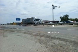 Goranboyda yük avtomobili qəza törədib, 1 tona yaxın yanacaq yola tökülüb - FOTOLENT