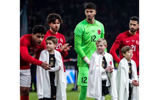 Türkiyəli futbolçulardan uşaqlara jest  - Video