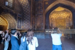 Azərbaycan media nümayəndələri Səmərqənddə Registan meydanını ziyarət ediblər - FOTO